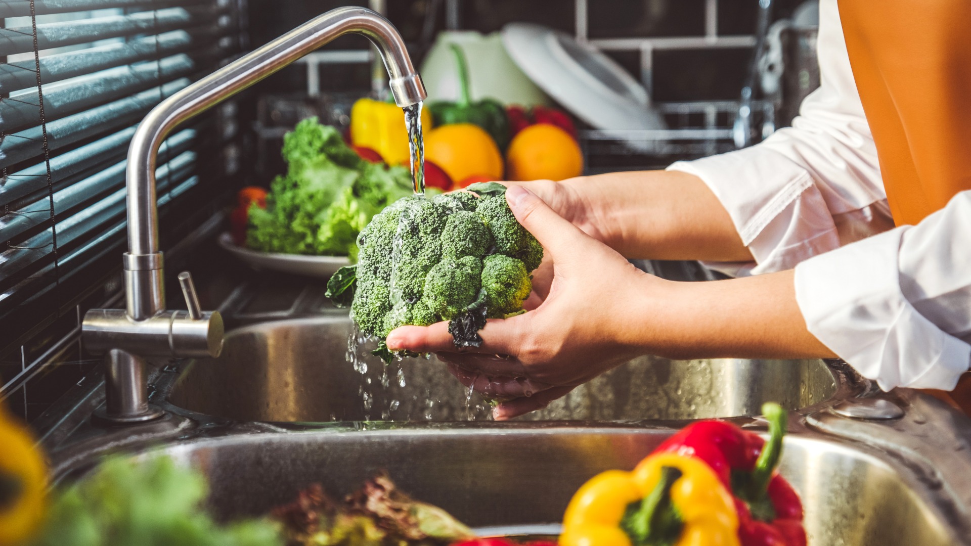 Washing vegetables sugar-press.com